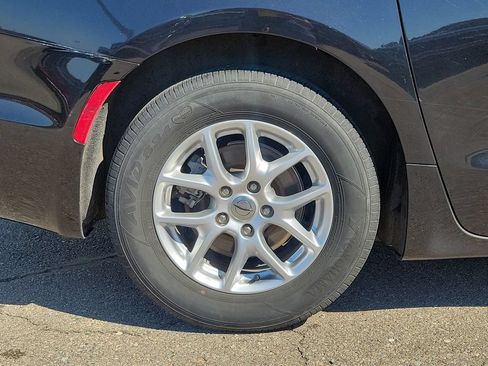 Used 2023 Chrysler Pacifica Touring-L FWD image 9