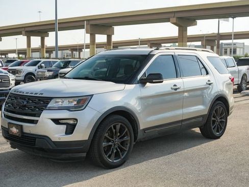 Used 2018 Ford Explorer XLT w/ Equipment Group 202A image 11