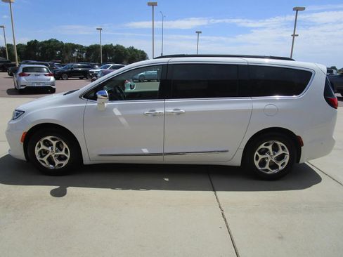 Used 2022 Chrysler Pacifica Limited FWD image 6