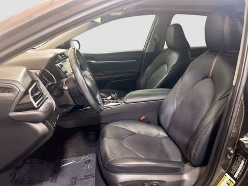 Used 2020 Toyota Camry XLE FWD image 18