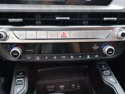 Used 2024 Kia Telluride EX w/ EX Captain's Chair Package image 22