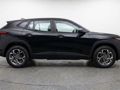 Used 2025 Chevrolet Trax LT FWD image 11