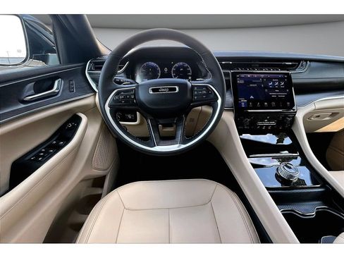 Certified 2025 Jeep Grand Cherokee Limited RWD image 8