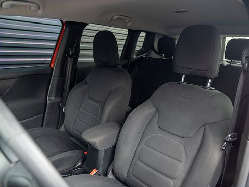 Used 2019 Jeep Renegade Latitude w/ Popular Equipment Group image 5