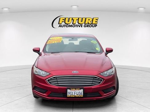 Used 2017 Ford Fusion SE w/ Fusion SE Technology Package FWD image 2