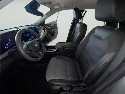 Used 2025 Chevrolet Trax LT FWD image 28