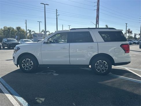 Used 2022 Ford Expedition XLT image 10