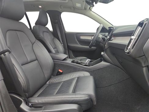 Used 2023 Volvo XC40 B5 Plus image 26