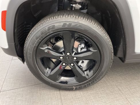 New 2025 Jeep Grand Cherokee Altitude image 8