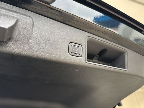 Used 2024 GMC Terrain SLT image 31