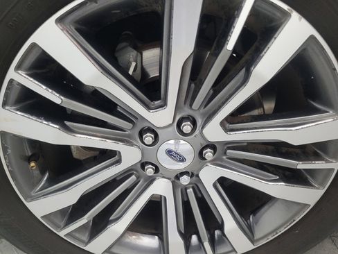 Used 2017 Ford Explorer Platinum image 31