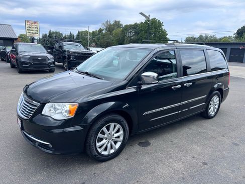Used 2016 Chrysler Town & Country Limited Platinum FWD image 4