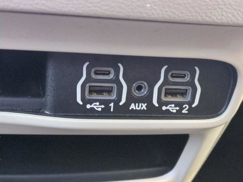 Used 2023 Chrysler Voyager LX image 21