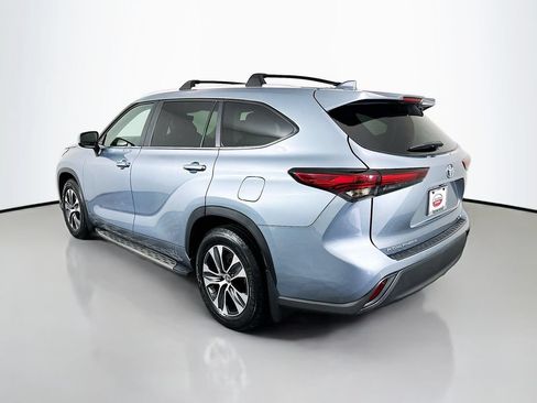 Used 2024 Toyota Highlander XLE FWD image 7