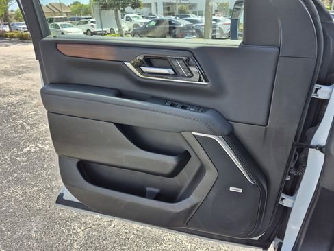 Used 2025 GMC Yukon XL Denali AWD/4WD image 25