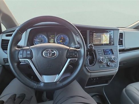 Used 2020 Toyota Sienna Limited image 16