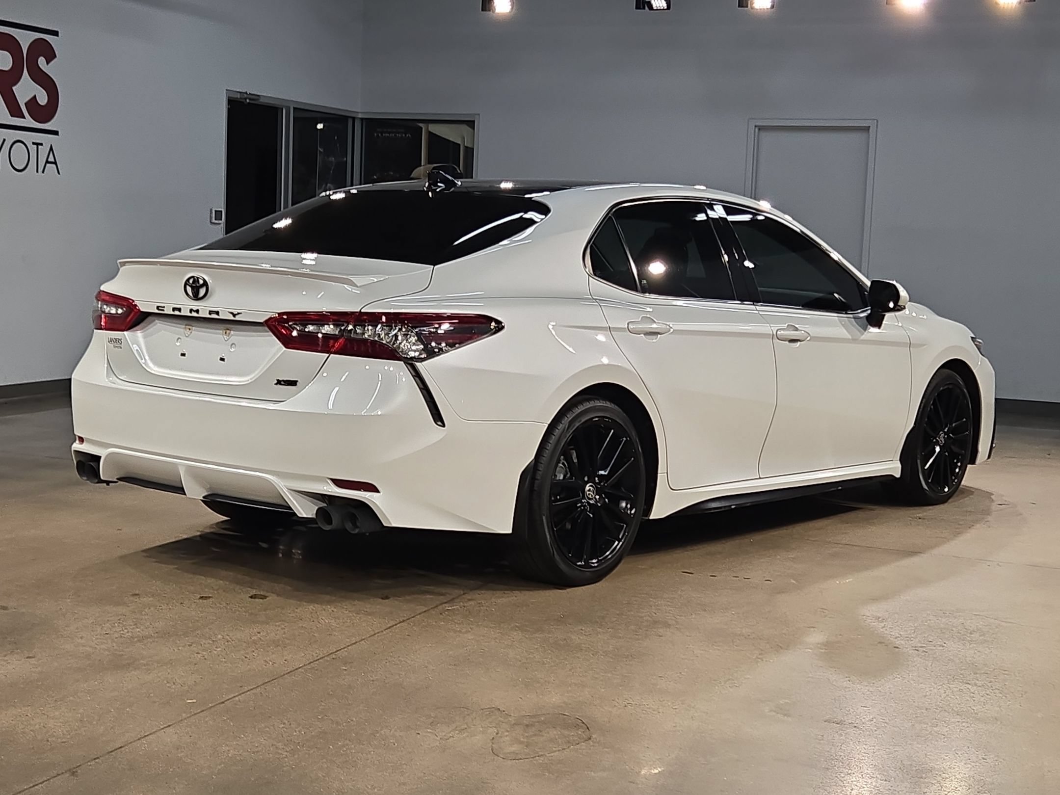 Used 2021 Toyota Camry XSE FWD image 7