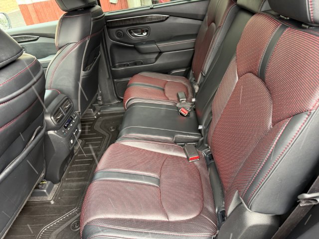 Used 2025 Honda Pilot Black Edition image 29
