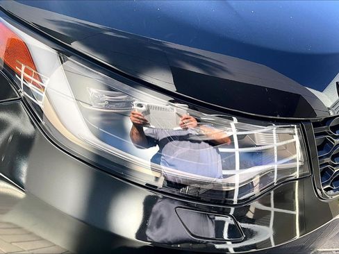 Used 2023 Land Rover Discovery S R-Dynamic image 27