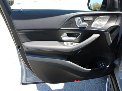 Used 2025 Mercedes-Benz GLS 580 4MATIC image 15