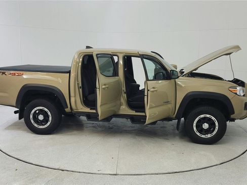 Used 2018 Toyota Tacoma TRD Off-Road AWD/4WD image 15