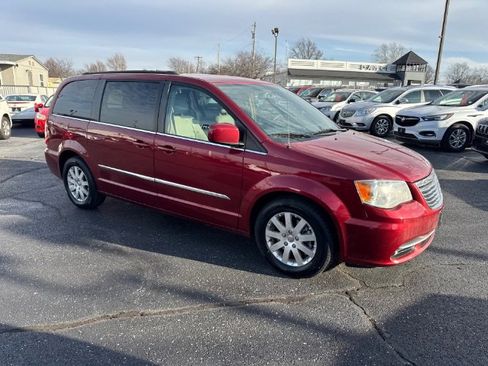Used 2014 Chrysler Town & Country Touring image 6