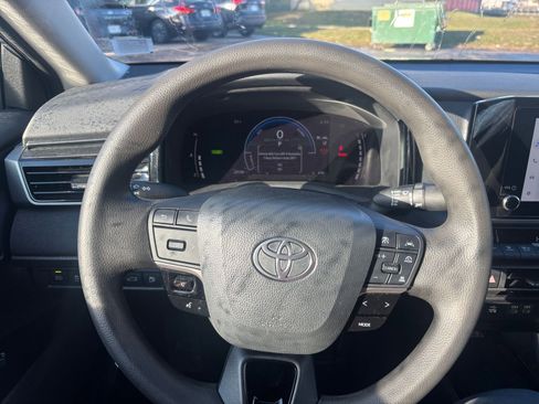 Used 2025 Toyota Camry LE image 32