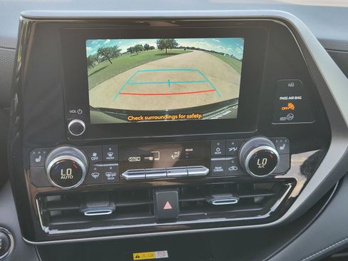 Used 2023 Toyota Highlander XLE FWD image 21