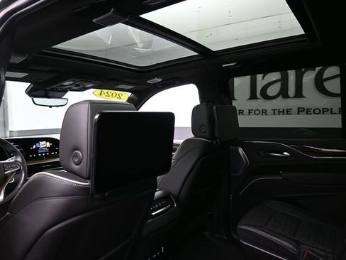 Used 2024 Cadillac Escalade ESV Premium Luxury Platinum image 27