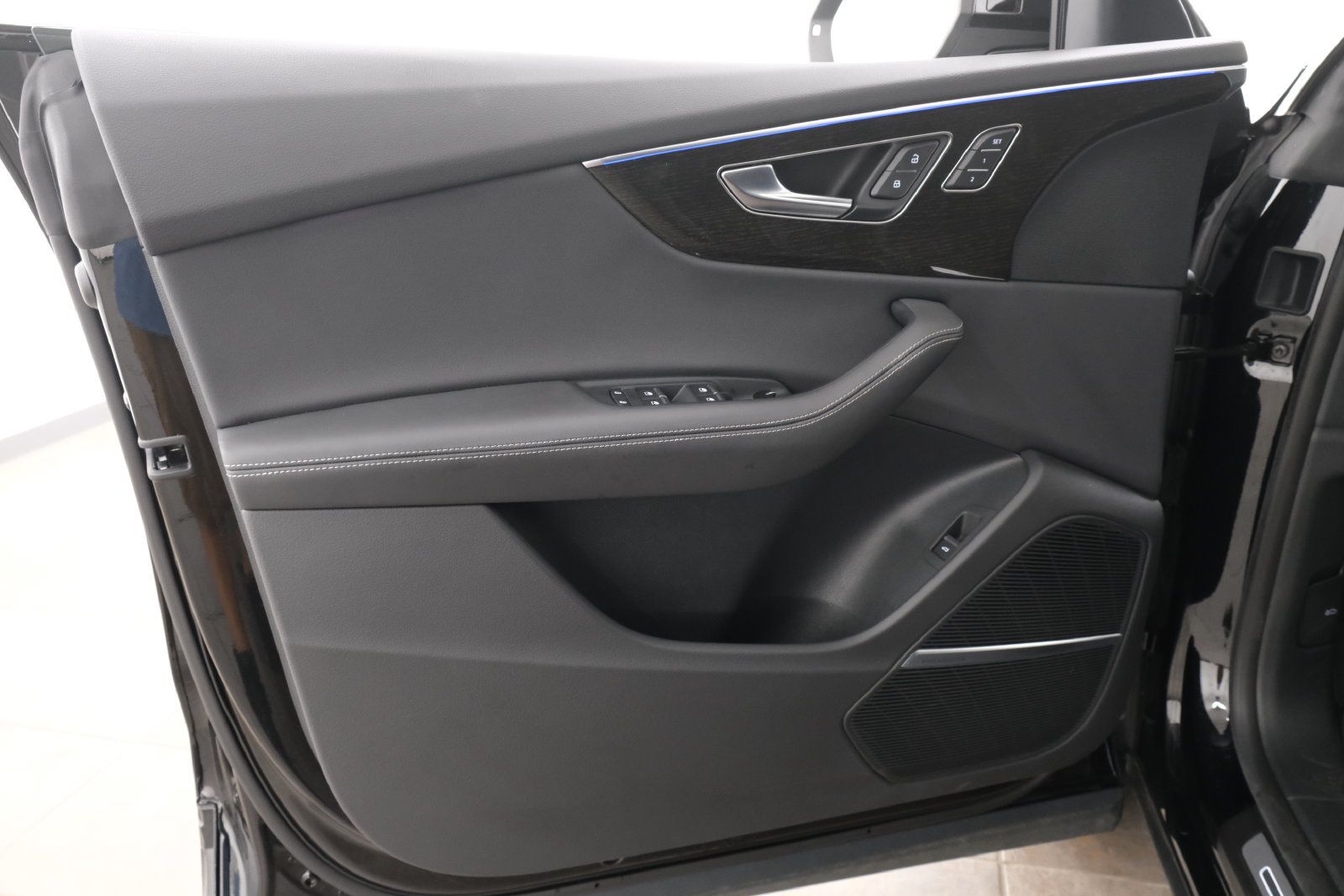 Used 2025 Audi Q8 Premium Plus AWD/4WD image 25