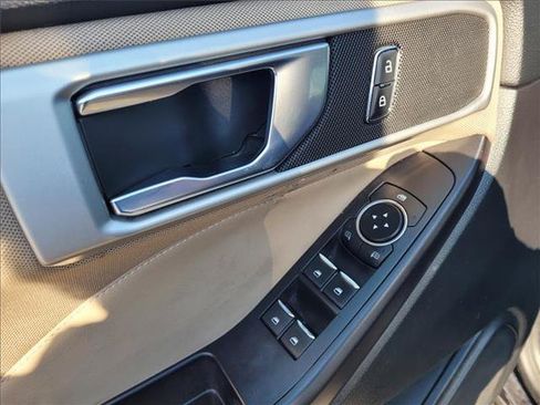 Used 2020 Ford Explorer XLT AWD/4WD image 12