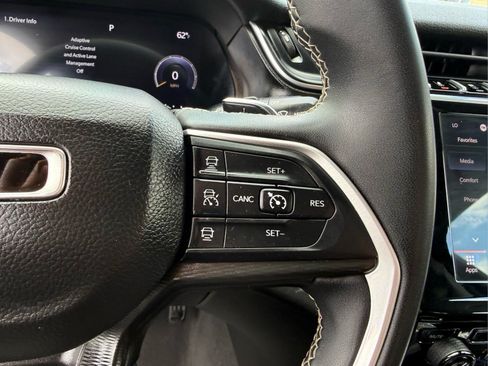 Used 2023 Jeep Grand Cherokee Laredo AWD/4WD image 30