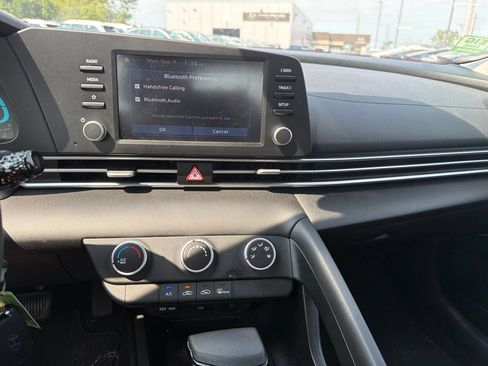 Certified 2025 Hyundai Elantra SE FWD image 23