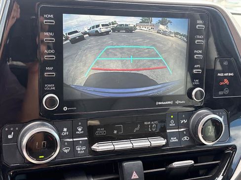 Used 2022 Toyota Highlander XLE AWD/4WD image 13