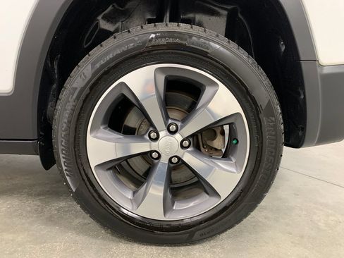 Used 2019 Jeep Cherokee Limited w/ Technology Group AWD/4WD image 4