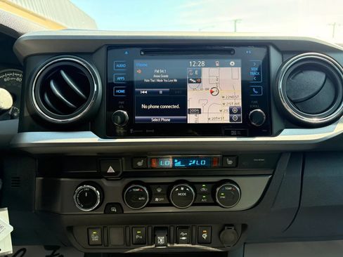 Used 2019 Toyota Tacoma TRD Off-Road w/ TRD Premium Off Road Package AWD/4WD image 20