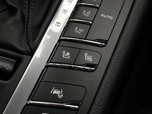 Used 2020 Porsche Macan Turbo image 27