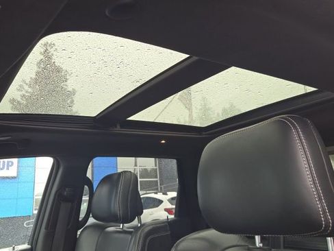 Used 2016 Jeep Grand Cherokee SRT image 17