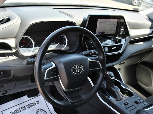 Used 2024 Toyota Highlander LE AWD/4WD image 16