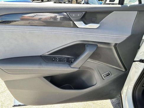 Used 2025 Volkswagen Tiguan SE w/ Panoramic Sunroof Package AWD/4WD image 12