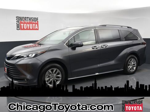 Used 2025 Toyota Sienna XLE image 1
