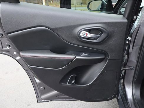 Used 2019 Jeep Cherokee Trailhawk image 23