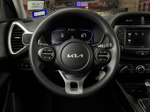 Used 2025 Kia Soul LX w/ LX Technology Package FWD image 30