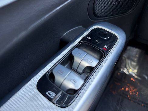 Used 2024 Mercedes-Benz GLC 300 4MATIC image 25