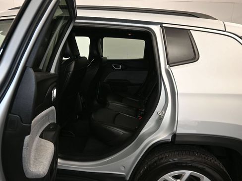 Used 2024 Jeep Compass Latitude AWD/4WD image 22