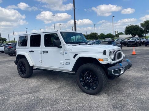Used 2024 Jeep Wrangler Unlimited Sahara AWD/4WD image 3