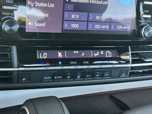 Used 2022 Toyota Sienna XLE FWD image 22