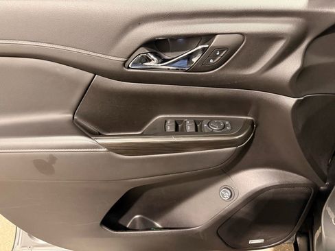 Used 2023 GMC Acadia SLT image 13