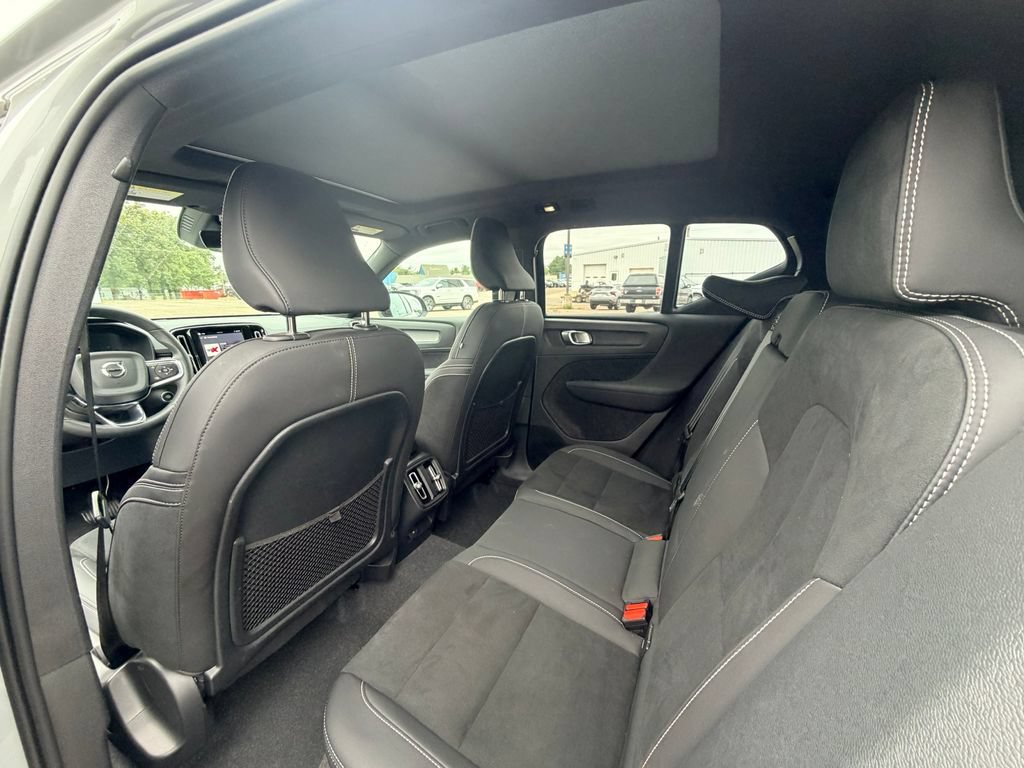 Used 2024 Volvo XC40 B5 Plus AWD/4WD image 8