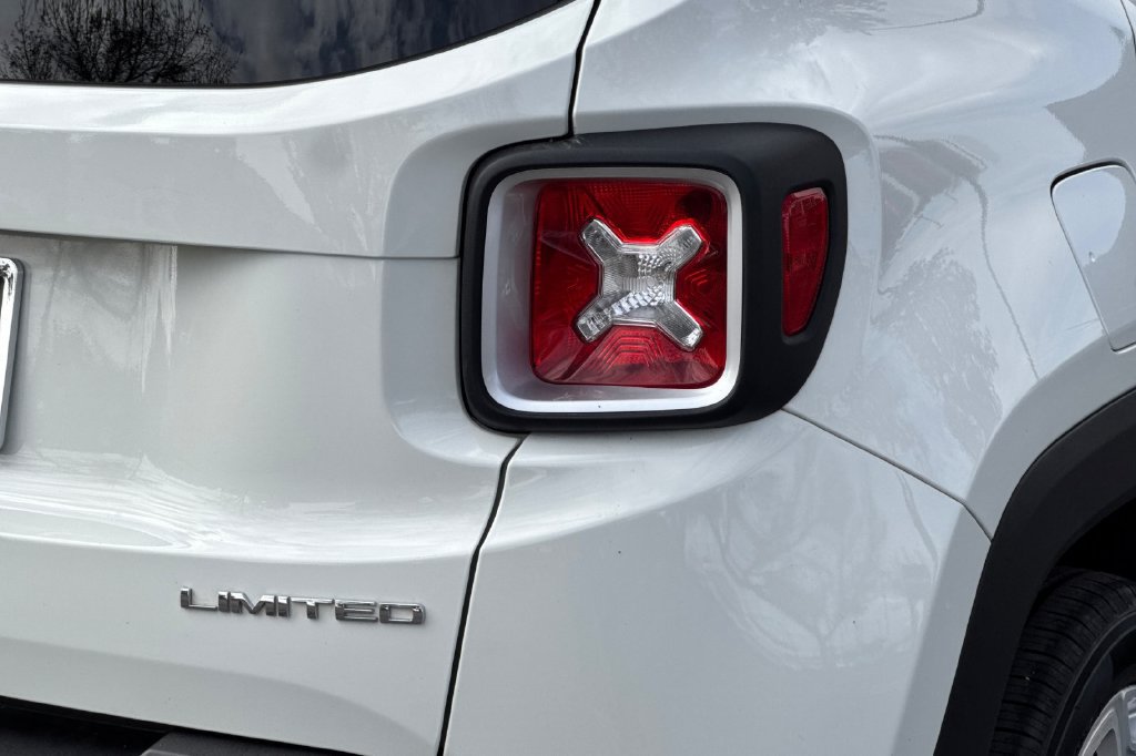 Used 2015 Jeep Renegade Limited w/ Safety & Security Group I AWD/4WD image 29